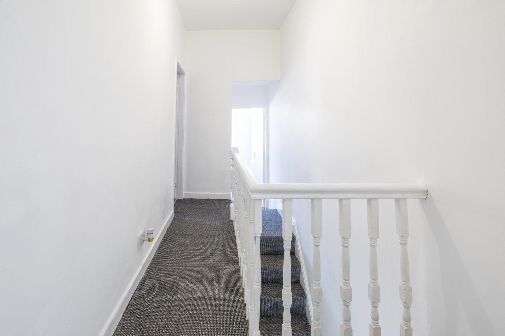 New Large Contractors House 4beds 8guests Long Term Holiday home Liverpool
