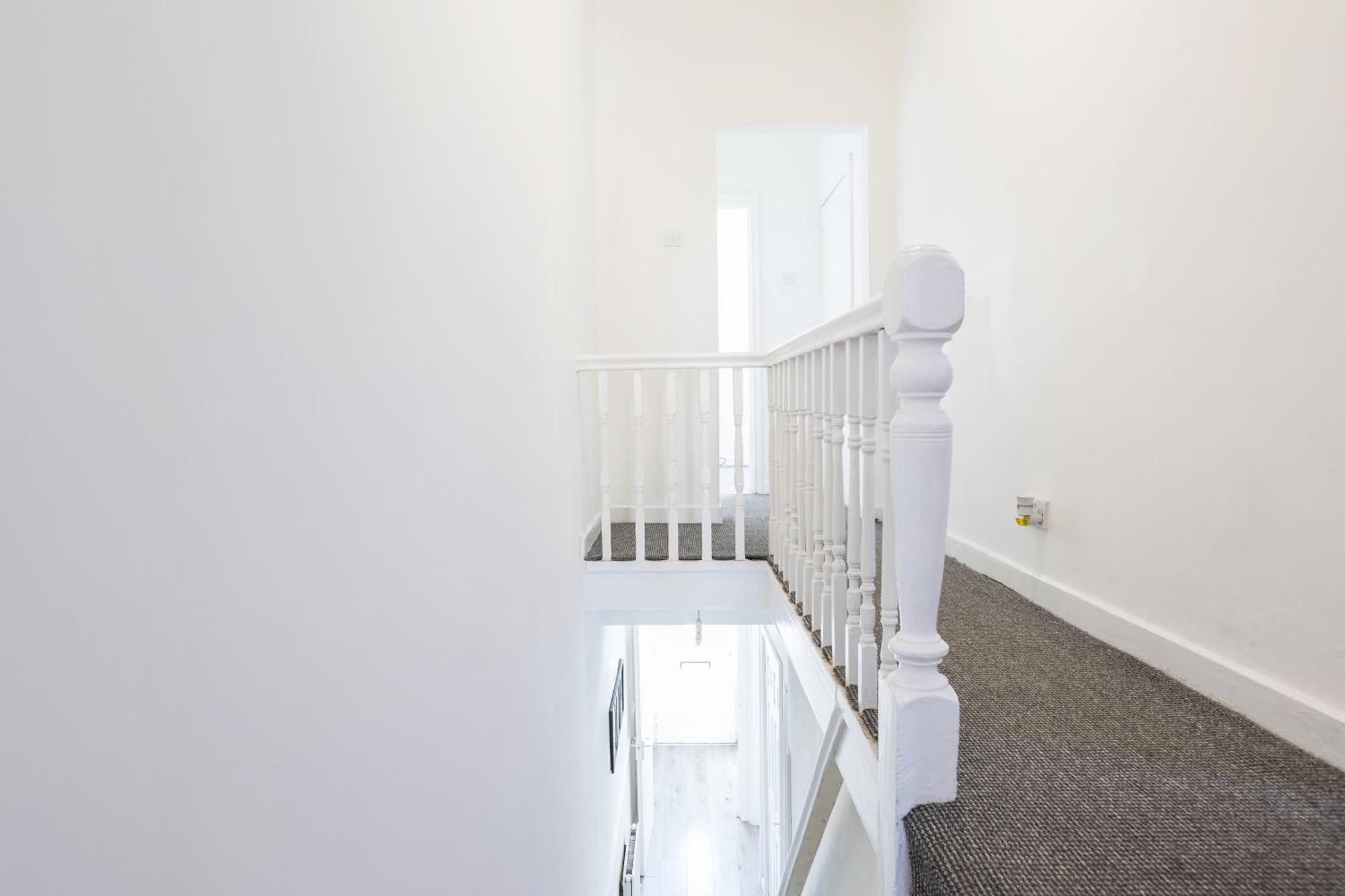 New Large Contractors House 4beds 8guests Long Term Holiday home Liverpool
