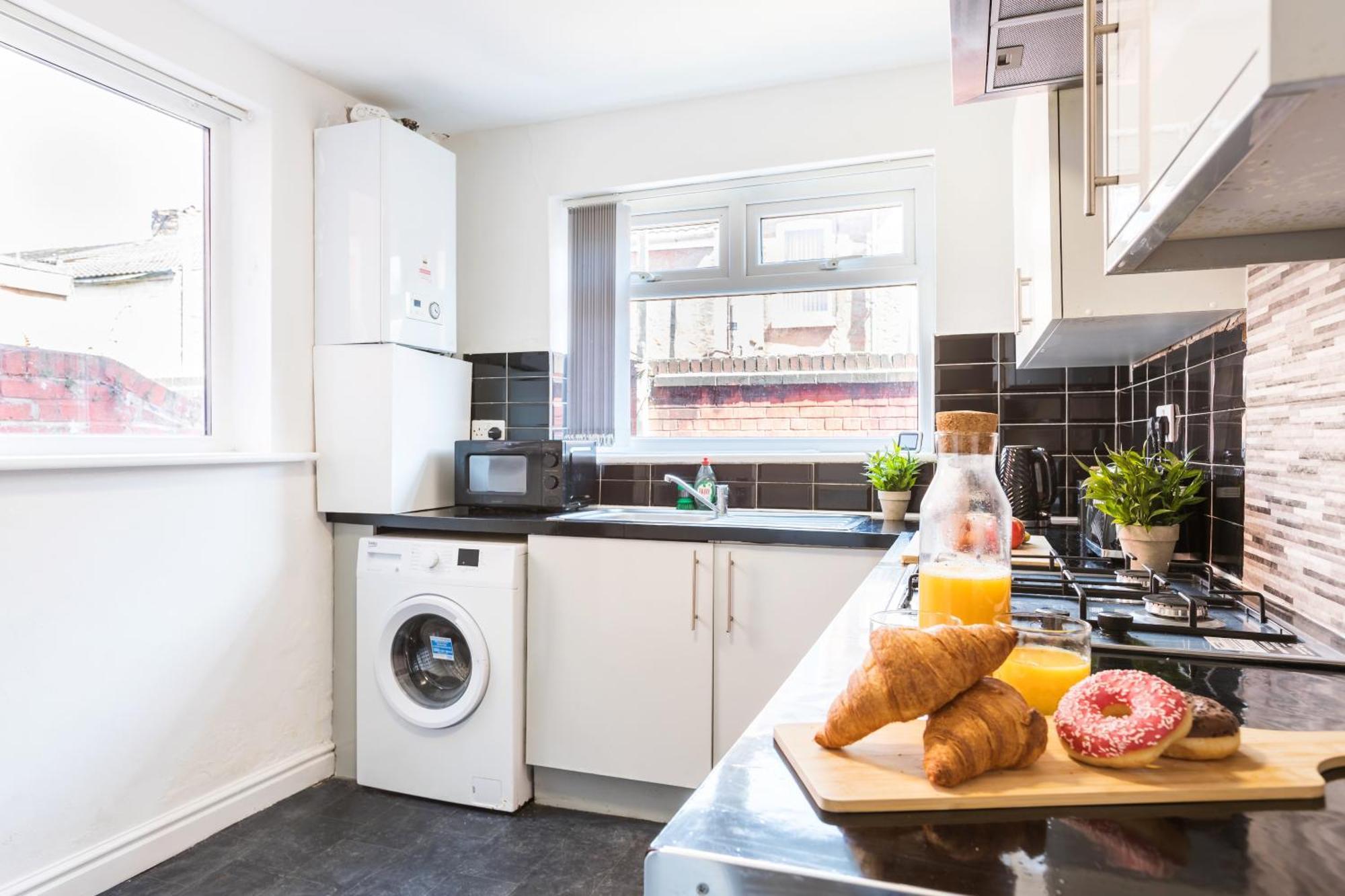 New Large Contractors House 4beds 8guests Long Term * Liverpool